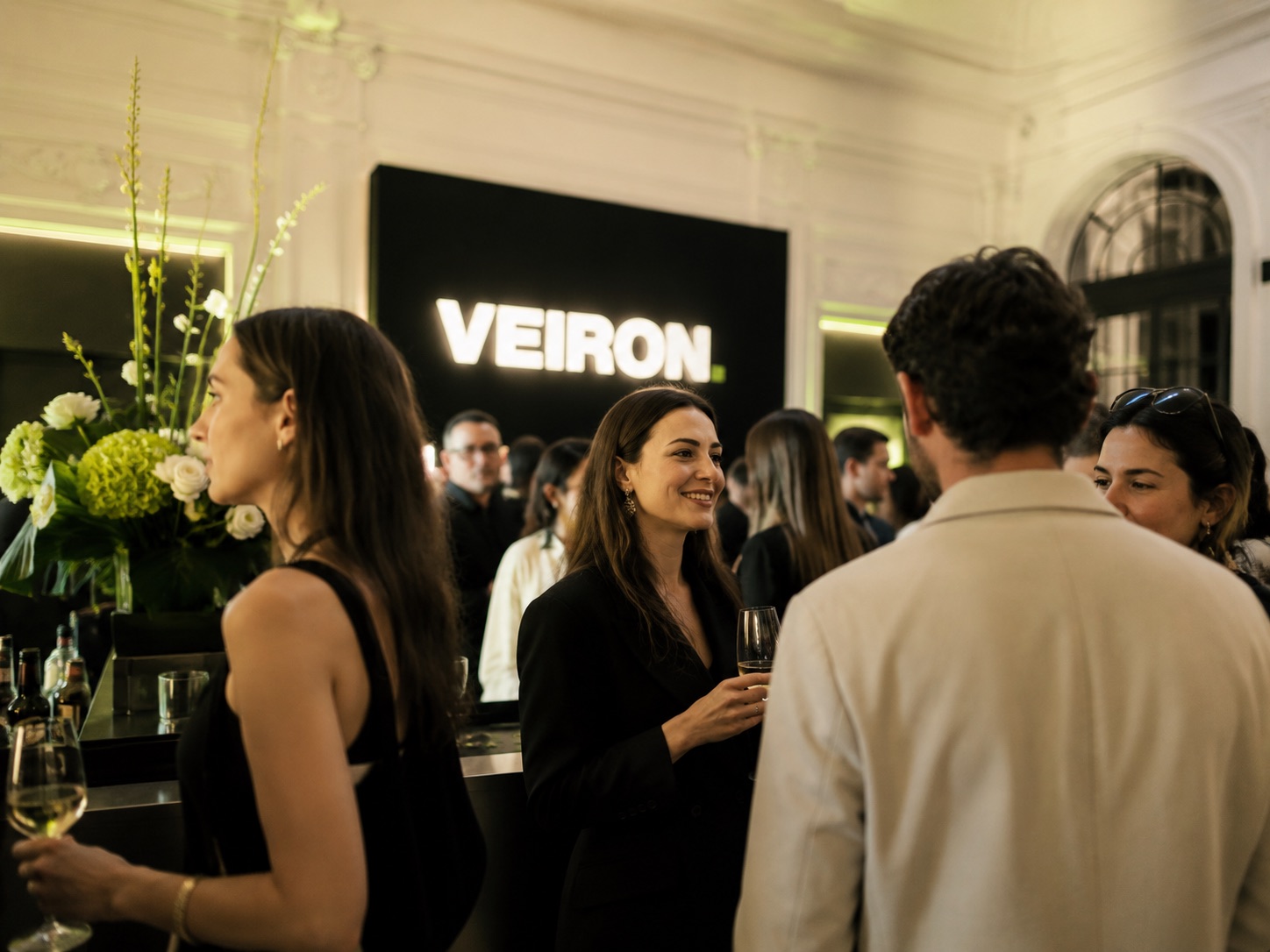 Atmosferă demonstrativă de eveniment pentru un brand premium