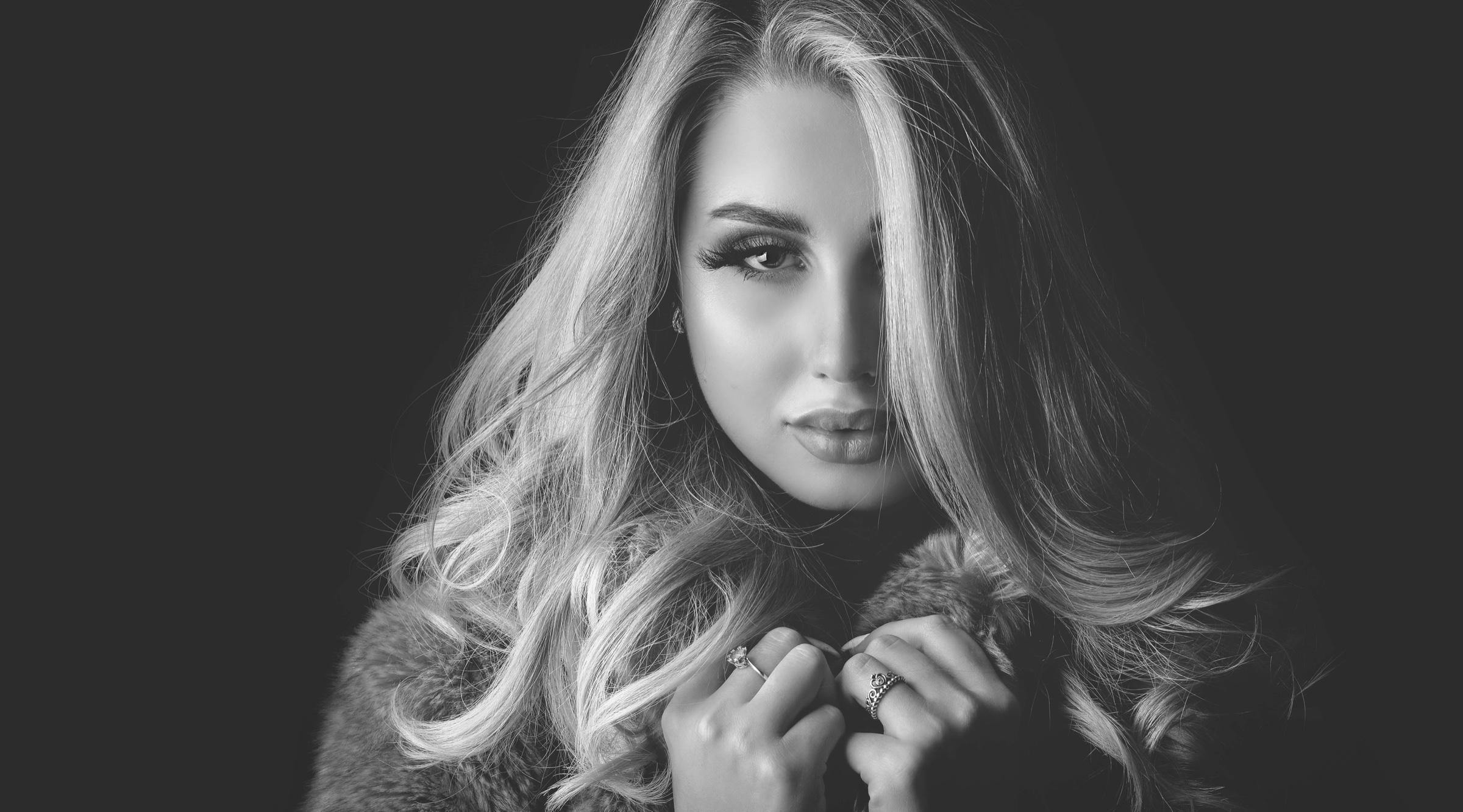 Portret editorial alb-negru realizat de VEIRON