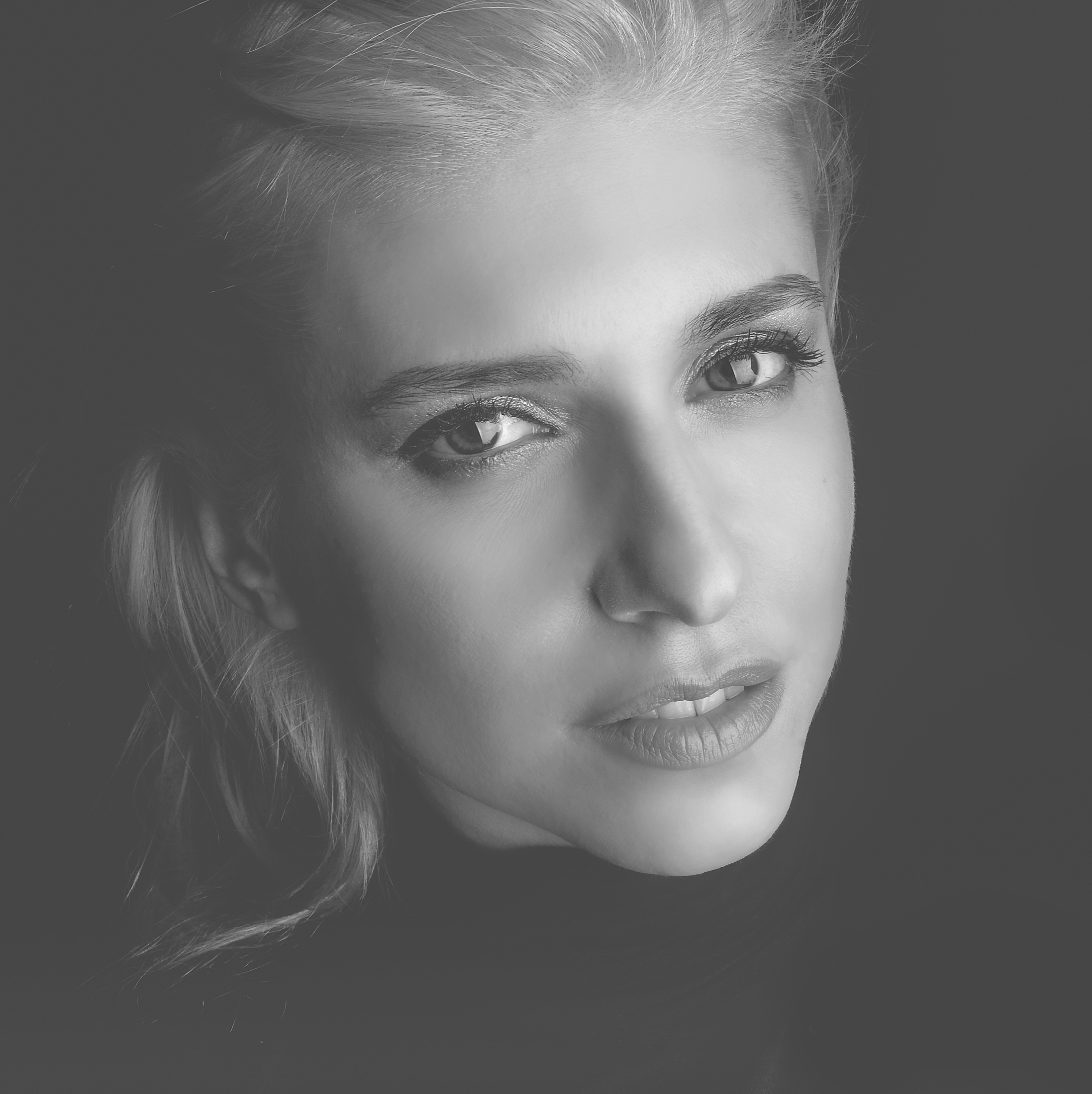 Portret fashion alb-negru realizat de VEIRON